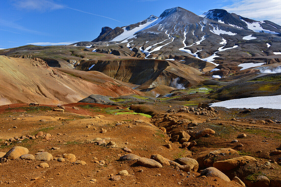 Geothermalgebiet Hveradalir mit farbigen Rhyolith-Bergen darunter Snaekollur und Lodmundur, Vulkangebirge Kerlingarfjöll, Hochland, Südisland, Island
