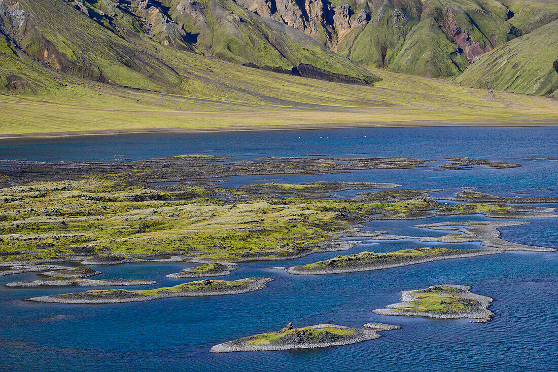 Islands in the lake Frostastadavatn between Landmannalaugar and Fjallabak, Highlands, Southern Iceland, Iceland, Europe