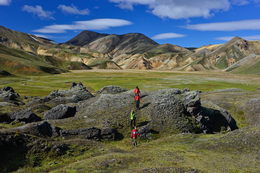 Wanderer auf dem Trekking Weg Laugavegur vorbei an farbigen Bergen und Lavafeldern, Landmannalaugar, Hochland, Südisland, Island, Europa