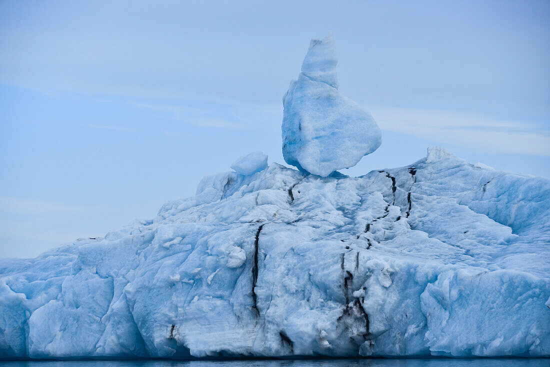 Blaue Eisberge aus der Gletscherzunge Breiðamerkurjökull, Lagune des Sees Jökulsarlon am Vatnajökull auf dem Breidamerkursandur zwischen dem Skaftafell Nationalpark und Höfn, Ostisland, Island, Europa
