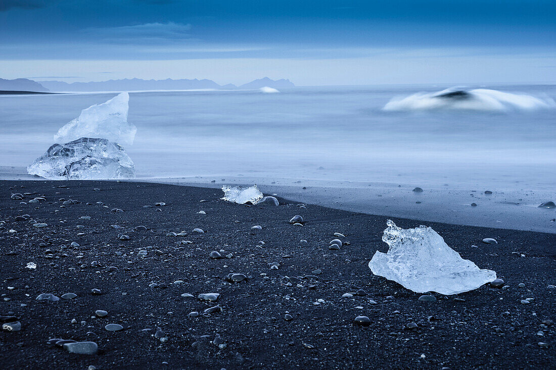Eisberge und Treibeis am schwarzen Lavastrand vom Gletschersee Jökulsarlon am  Vatnajökull, nahe Skaftafell Nationalpark, Ostisland, Island, Europa