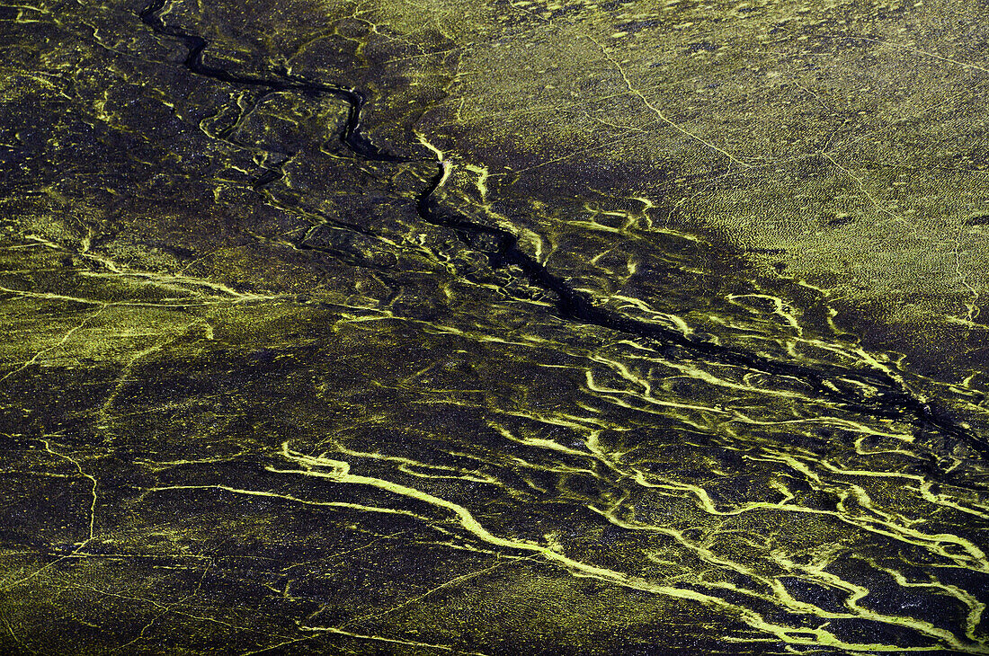 Luftbild (Aerial) von Flusslauf und Mustern fluoreszierender Moose,  Veidivötn, Hochland, Südisland, Island, Europa