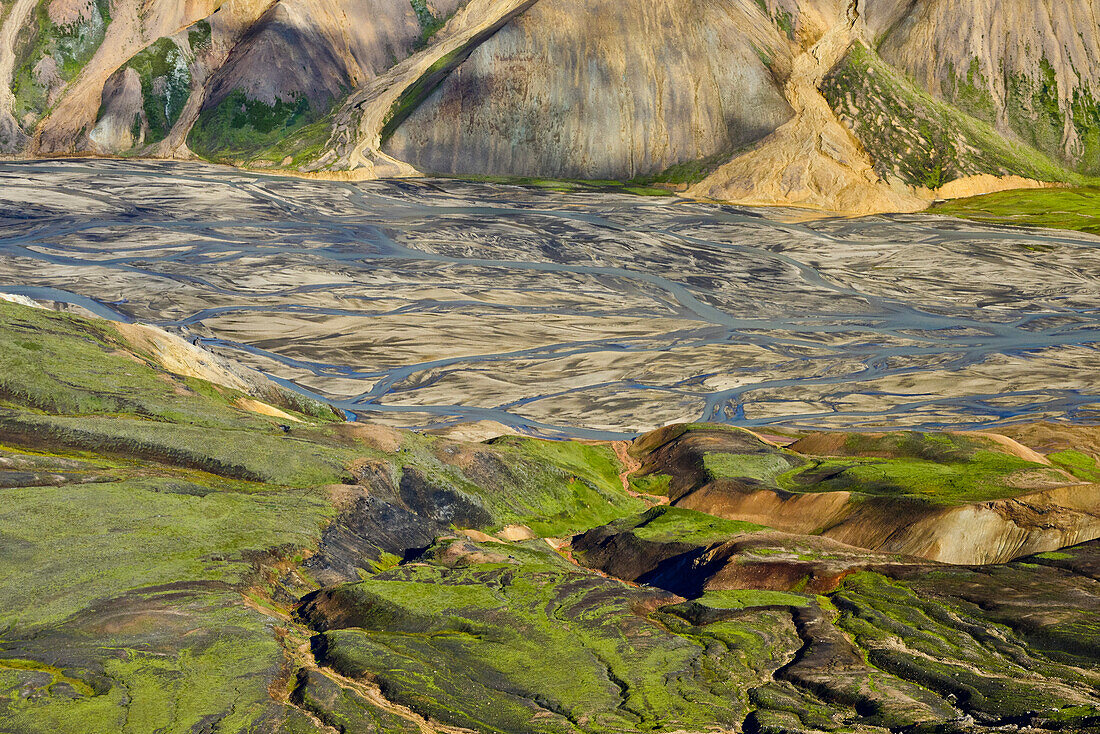 Luftbild (Aerial) von Flusstal des Gletscherflusses Tungnaa und farbige Rhyolith-Berge, Landmannalaugar, Hochland, Südisland, Island, Europa