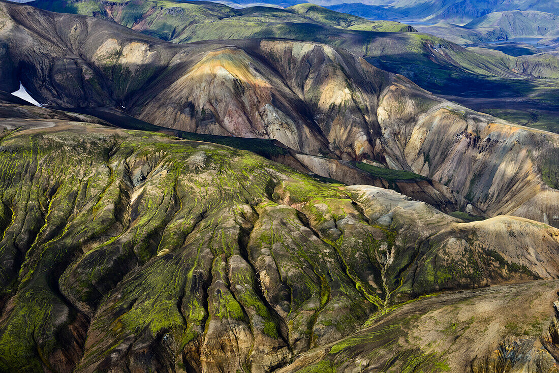 Luftbild (Aerial) von farbigen, vulkanischen Rhyolith-Bergen, Geothermalgebiet Landmannalaugar, Laugarvegur, Hochland, Südisland, Island, Europa