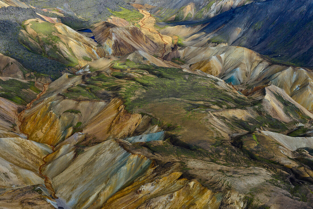 Luftbild (Aerial) von Seen, Flüssen und farbigen Rhyolith-Bergen, Geothermalgebiet Landmannalaugar, Laugarvegur, Hochland, Südisland, Island, Europa