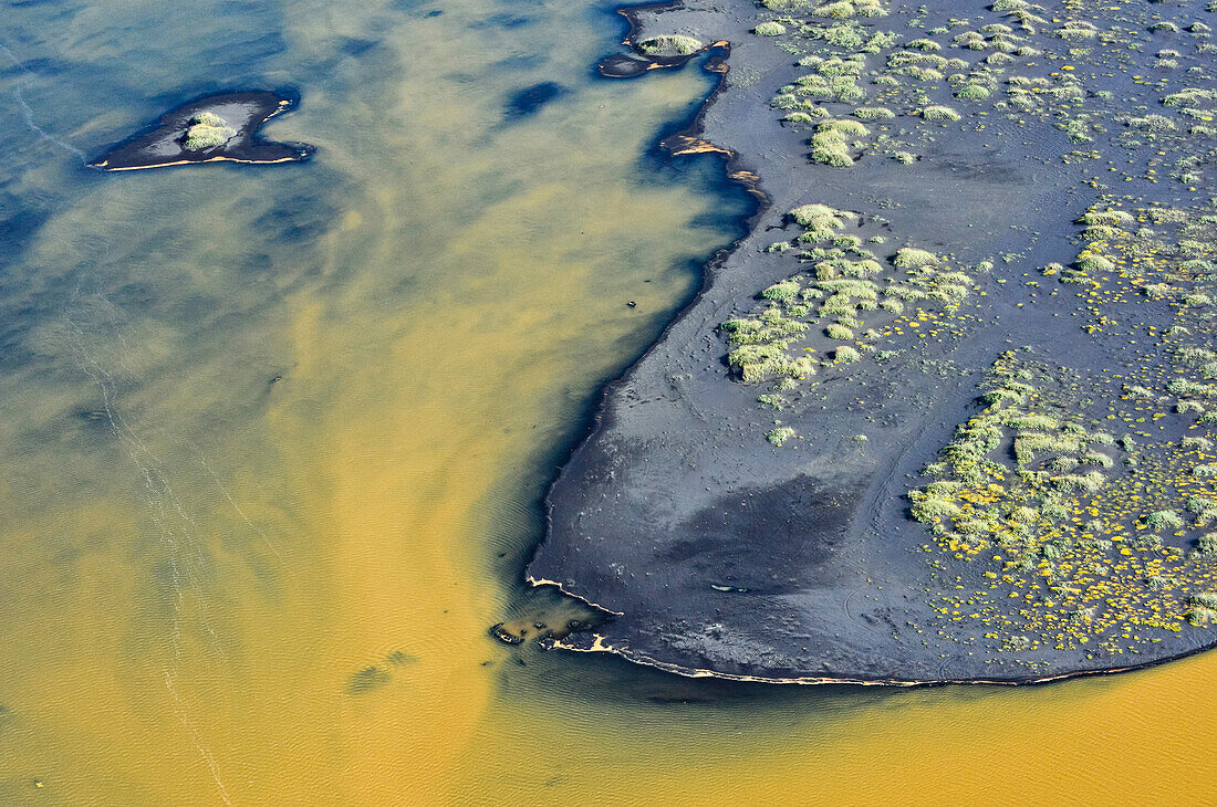 Luftbild (Aerial) von hier blau-gelbem Fluss Thjorsa und zwei Flussinseln nahe Thykkvibaer, Südisland, Island, Europa