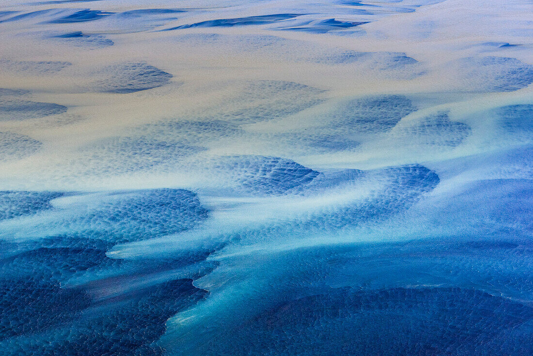 Luftbild (Aerial) mit Detail von den farbenfrohen Mäandern des Glescherflusses Thjorsa auf der Lavaebene (Sander) Landeyarsandur, Atlantiküste, Südisland, Island, Europa