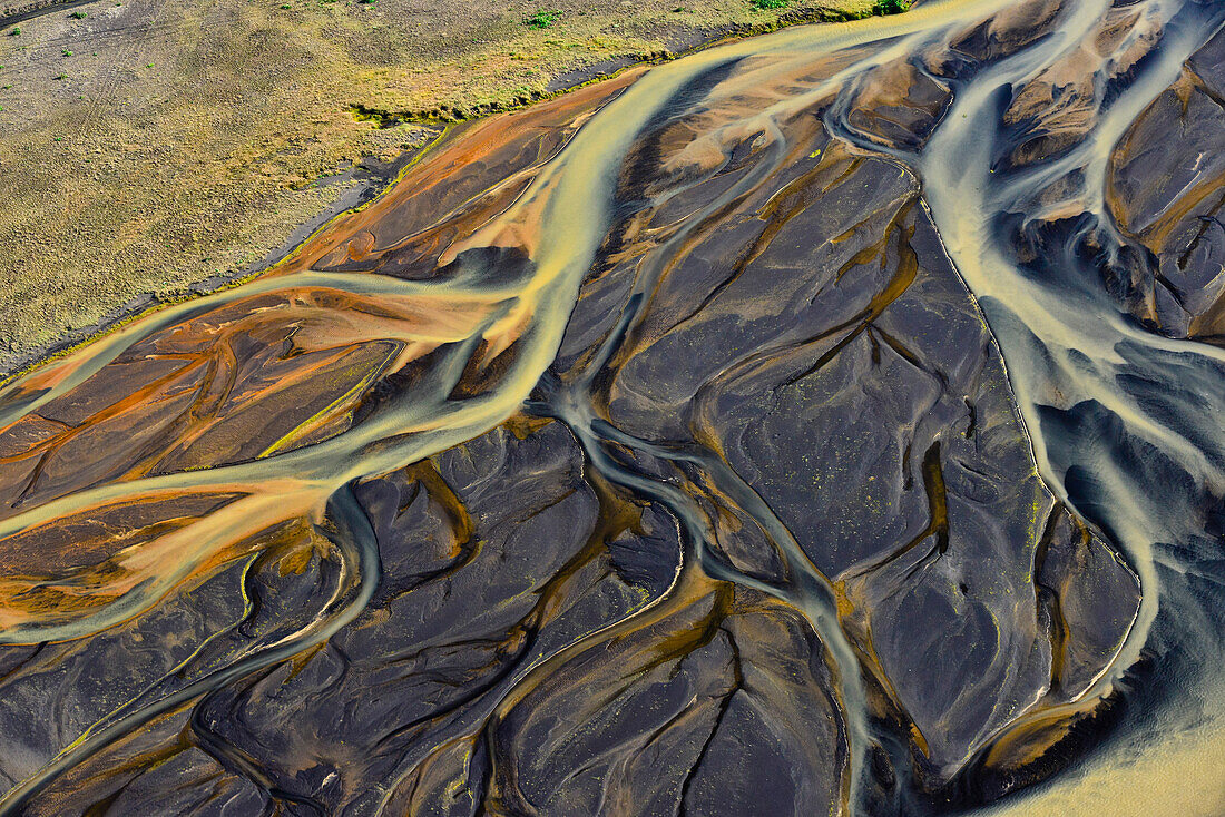 Luftbild (Aerial) von den farbenfrohen Mäandern des Glescherflusses Thjorsa auf der Lavaebene (Sander) Landeyarsandur, Atlantiküste, Südisland, Island, Europa