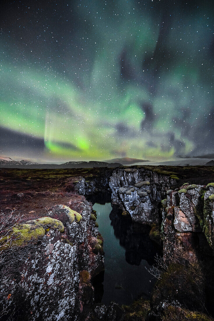 Polarlicht Aurora Borealis über Bruchspalte und Schlucht Silfra, Nationalpark, Thingvellir, UNESCO Welterbe, Goldener Ring, Südisland, Island, Europa