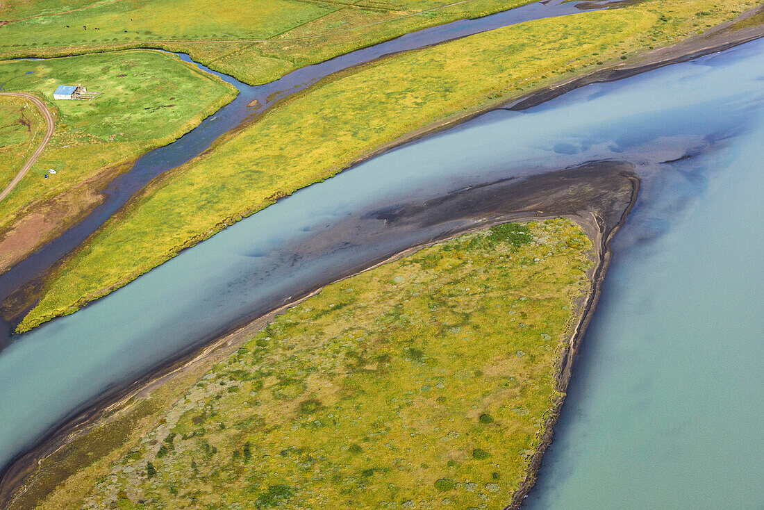 Luftbild (Aerial) einer Flusslandschaft am Ölfussa mit Inseln und einem Gehöft, Südisland, Island, Europa
