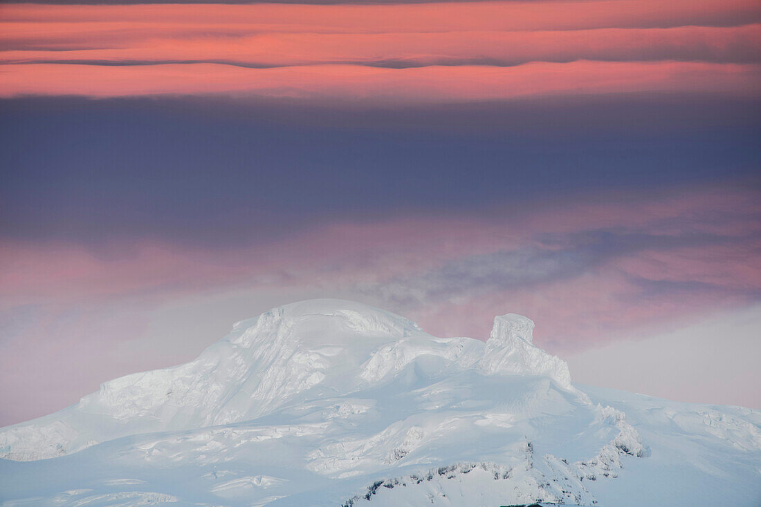 Glowing clouds at sunset over Oraefajokull with volcanoe Hvannadalshnjúkur, tallest mountain of Icland, Vatnajökull National Park, Skaftafell, East Iceland, Iceland, Europe