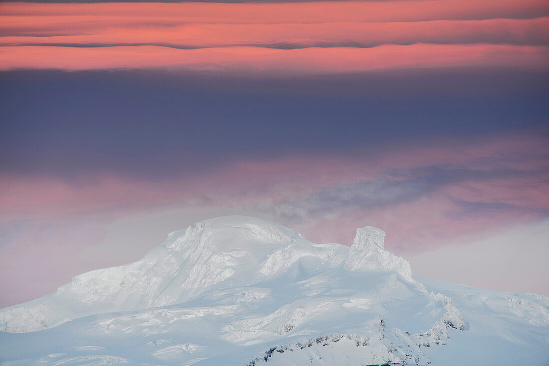 Leuchtende Wolken zu Sonnenuntergang über Oraefajokull mit Vulkan Hvannadalshnjúkur, höchster Berg Islands, Vatnajökull Nationalpark, Skaftafell, Ostisland, Island, Europa