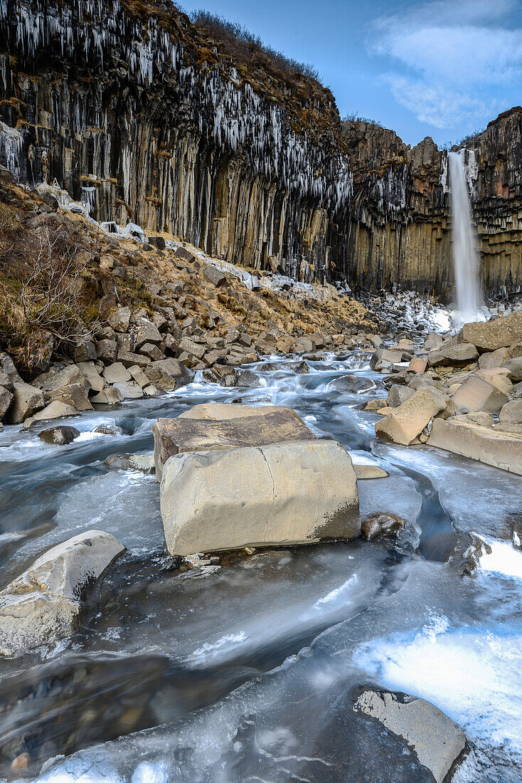 Svartifoss Wasserfall (Black Falls) und Basaltsäulen im Winter, Skaftafell Vatnajökull Nationalpark, Ostisland, Island, Europa