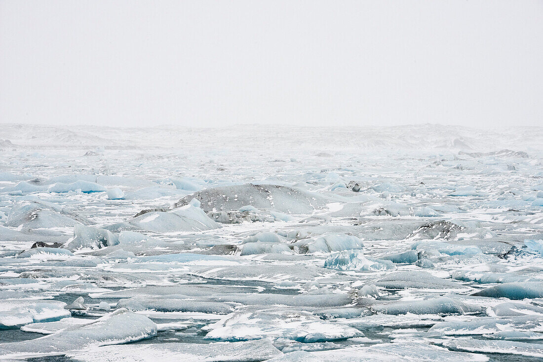 Gletschersee Jökulsarlon mit Eisbergen, Vatnajökull, Breiðamerkursandur zwischen dem Skaftafell-Nationalpark und Höfn, Ostisland, Island, Europa