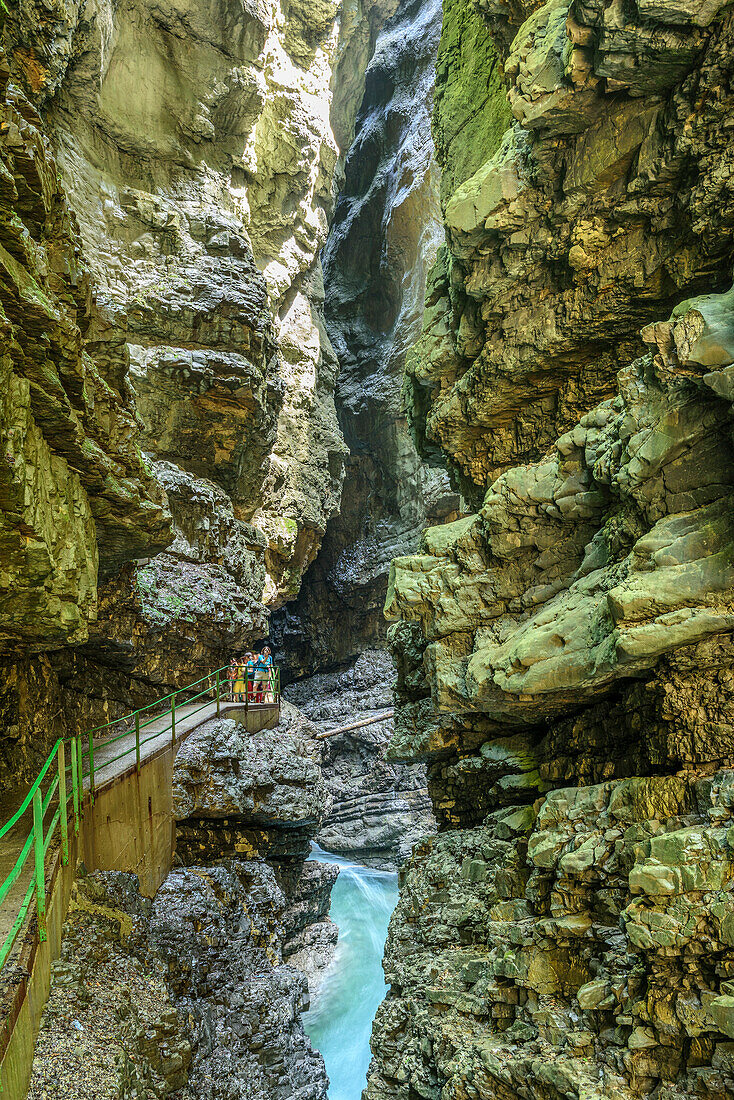 Mehrere Personen gehen auf Klammweg durch Breitachklamm, Breitachklamm, Allgäuer Alpen, Allgäu, Schwaben, Bayern, Deutschland