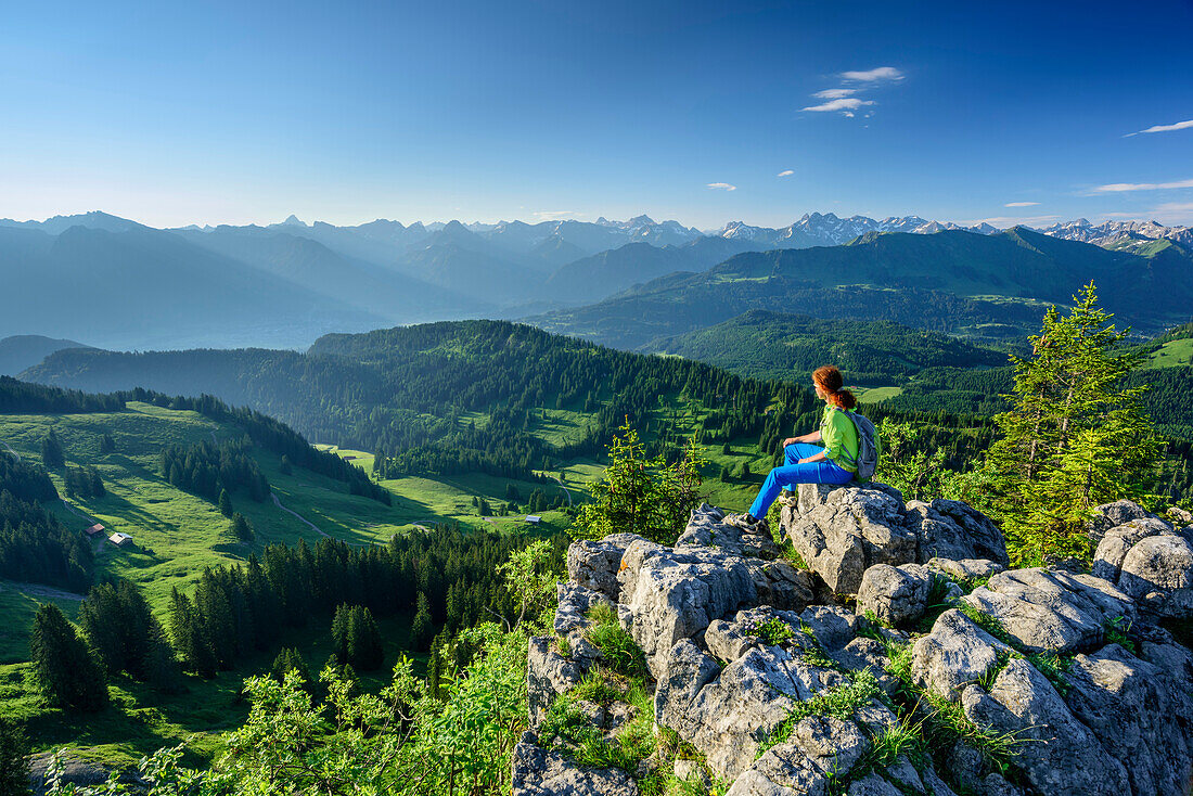 Frau beim Wandern sitzt am Besler und blickt auf Allgäuer Hauptkamm, Besler, Balderschwanger Tal, Allgäuer Alpen, Allgäu, Schwaben, Bayern, Deutschland