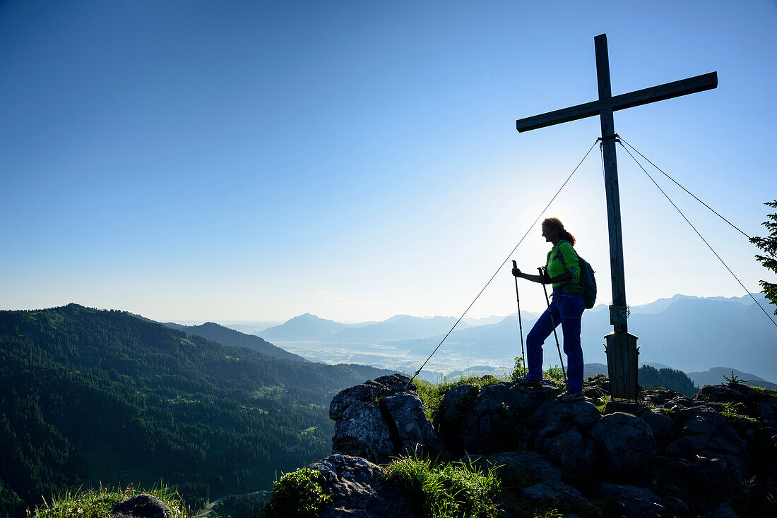 Frau beim Wandern steht am Besler und blickt aufs Illertal, Besler, Balderschwanger Tal, Allgäuer Alpen, Allgäu, Schwaben, Bayern, Deutschland