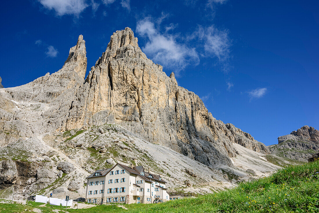 Alimonta-Hütte mit Vajolettürme, Vajolettal, Rosengartengruppe, UNESCO Weltnaturerbe Dolomiten, Dolomiten, Trentino, Italien