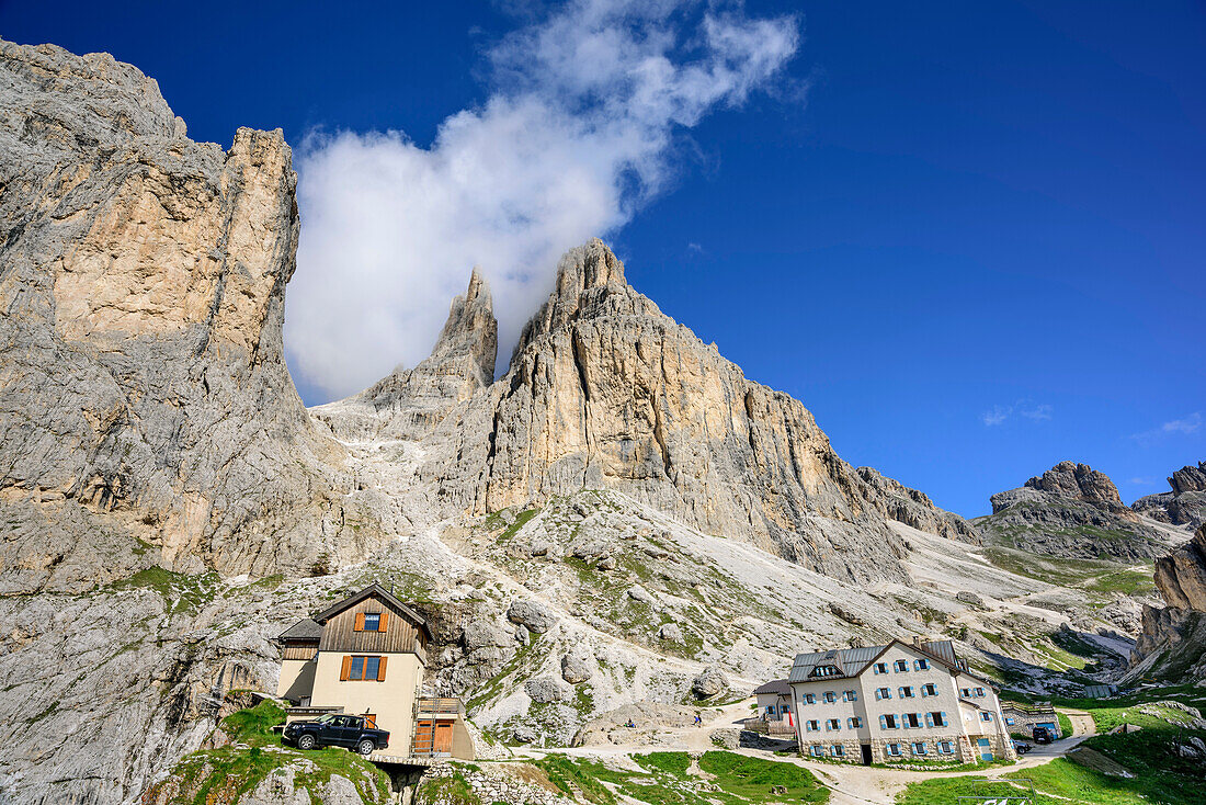 Preusshütte und Alimonta-Hütte mit Rosengartenspitze und Vajolettürme, Vajolettal, Rosengartengruppe, UNESCO Weltnaturerbe Dolomiten, Dolomiten, Trentino, Italien