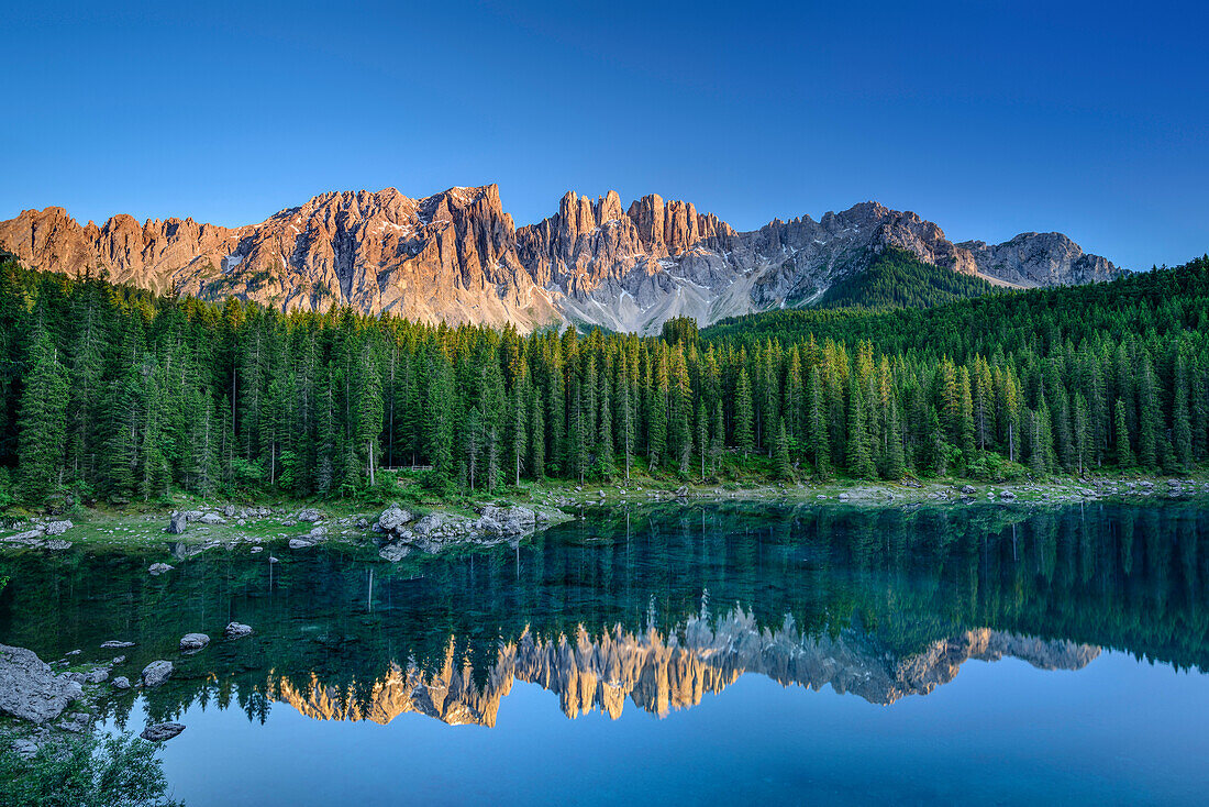 Karersee mit Latemargruppe, Karersee, UNESCO Weltnaturerbe Dolomiten, Dolomiten, Südtirol, Italien