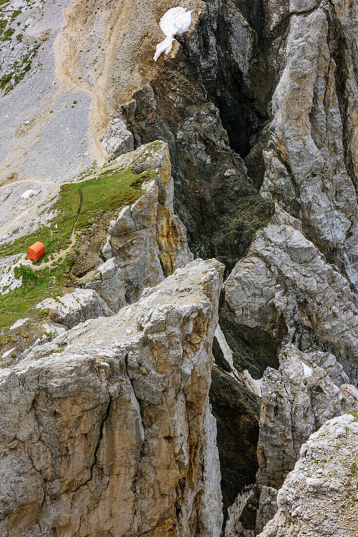Rote Biwakschachtel steht an Felskante, Bivacco Rigatti, Latemarspitze, Latemargruppe, UNESCO Weltnaturerbe Dolomiten, Dolomiten, Trentino, Italien