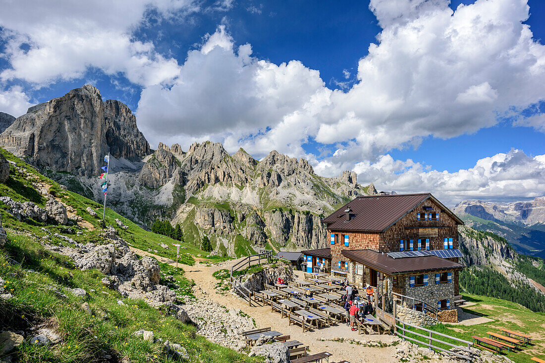 Rotwandhütte, Rifugio Roda di Vael, mit Mugoni im Hintergrund, Rotwand, Rosengarten, UNESCO Weltnaturerbe Dolomiten, Dolomiten, Trentino, Italien