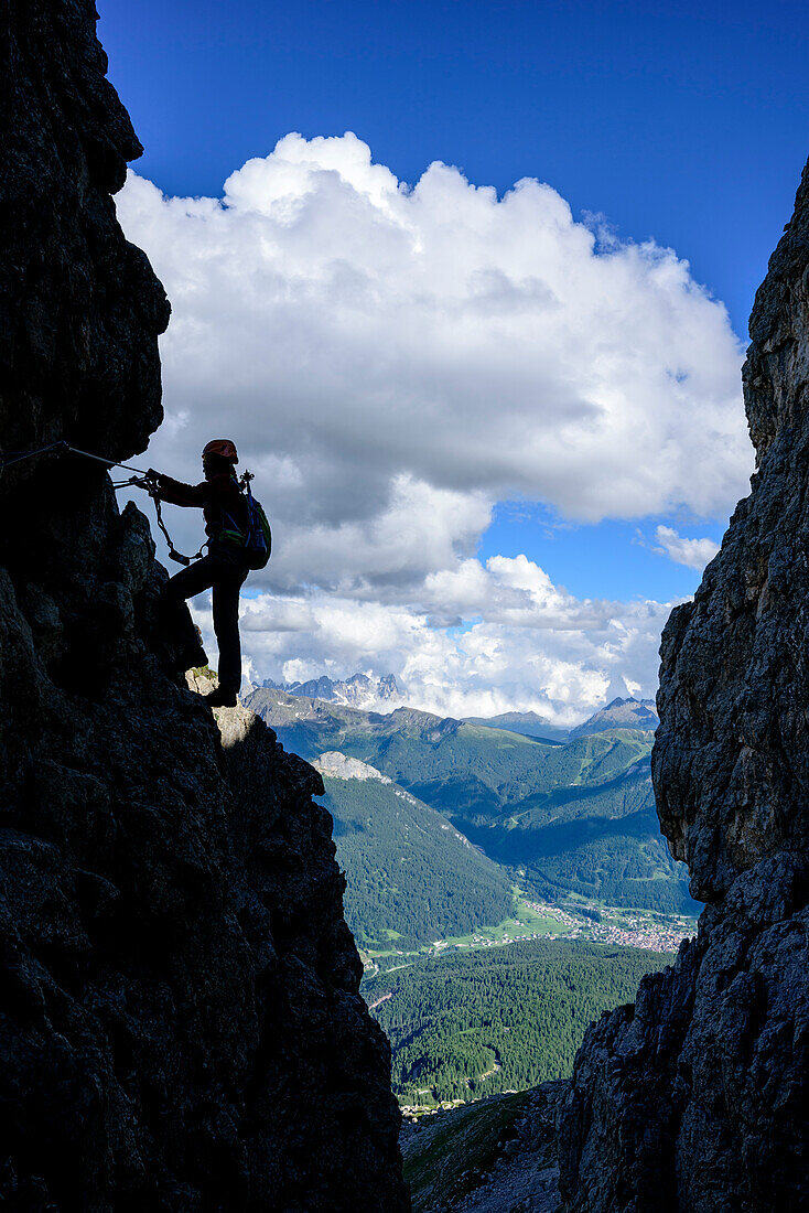 Frau begeht Klettersteig Masare, Masare, Rotwand, Rosengarten, UNESCO Weltnaturerbe Dolomiten, Dolomiten, Trentino, Italien