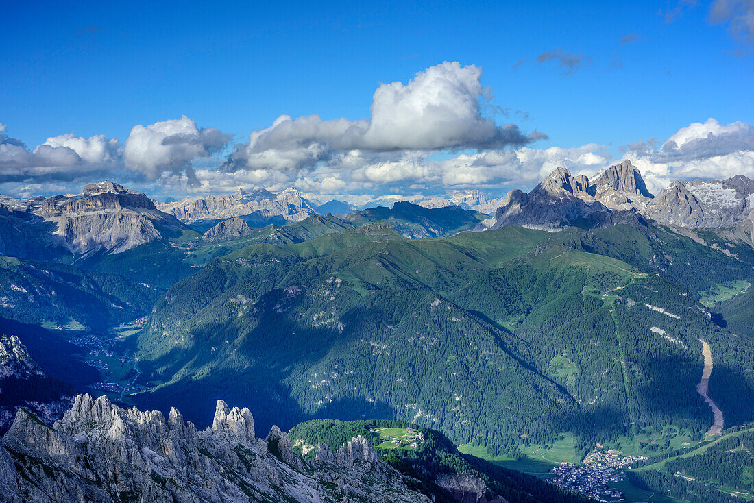 Blick auf Fassatal mit Sellastock, Tofanen und Marmolada, von der Rotwand, Rosengarten, UNESCO Weltnaturerbe Dolomiten, Dolomiten, Trentino, Italien