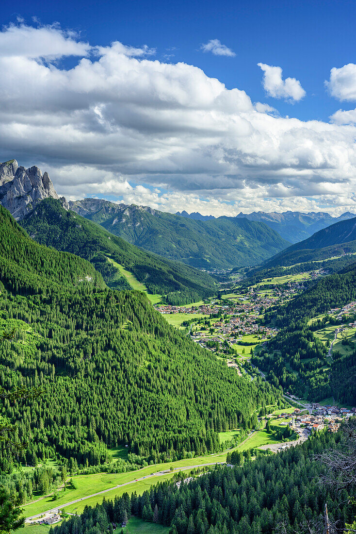 Blick ins Fassatal, Lagoraigruppe im Hintergrund, Fassatal, UNESCO Weltnaturerbe Dolomiten, Dolomiten, Trentino, Italien