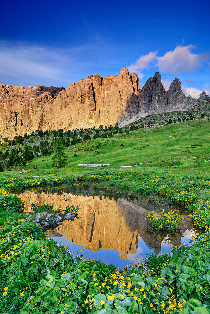 Sellastock spiegelt sich in Bergsee, Sellagruppe, UNESCO Weltnaturerbe Dolomiten, Dolomiten, Trentino, Italien