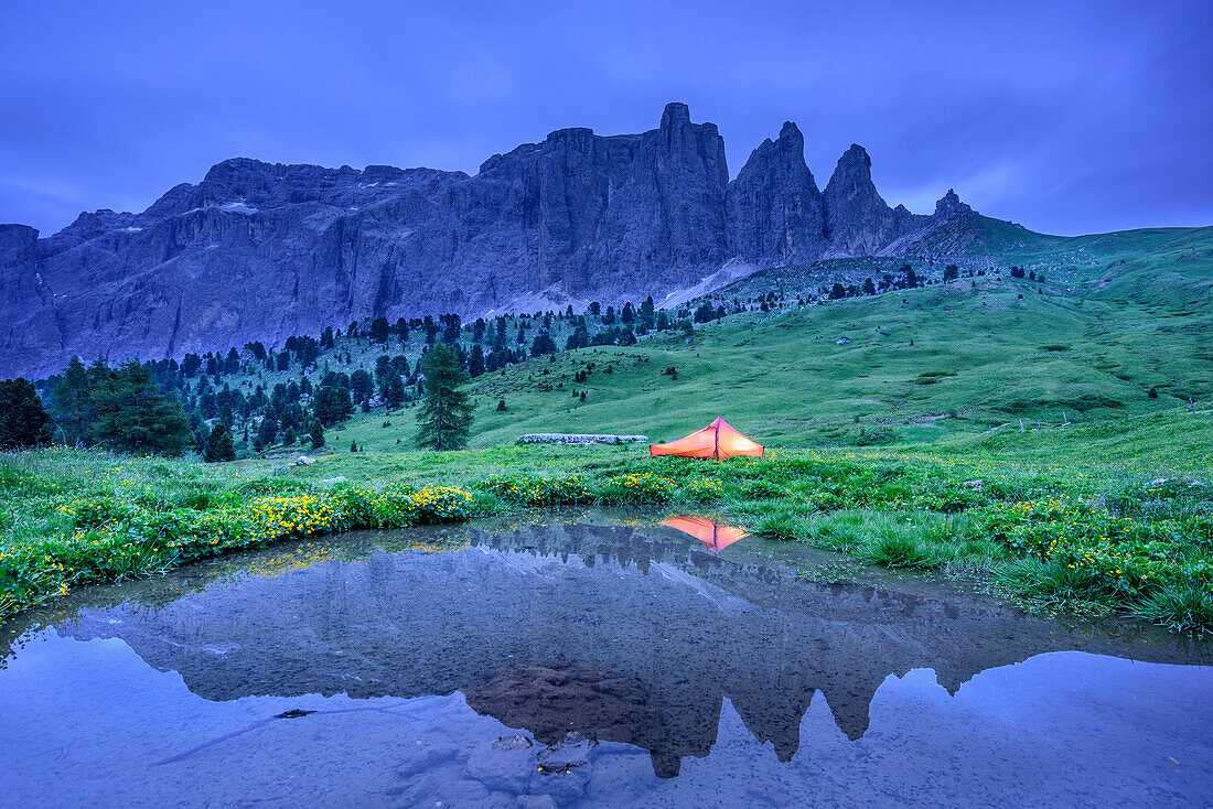 Beleuchtetes Zelt und Sellastock spiegeln sich in Bergsee, Sellagruppe, UNESCO Weltnaturerbe Dolomiten, Dolomiten, Trentino, Italien