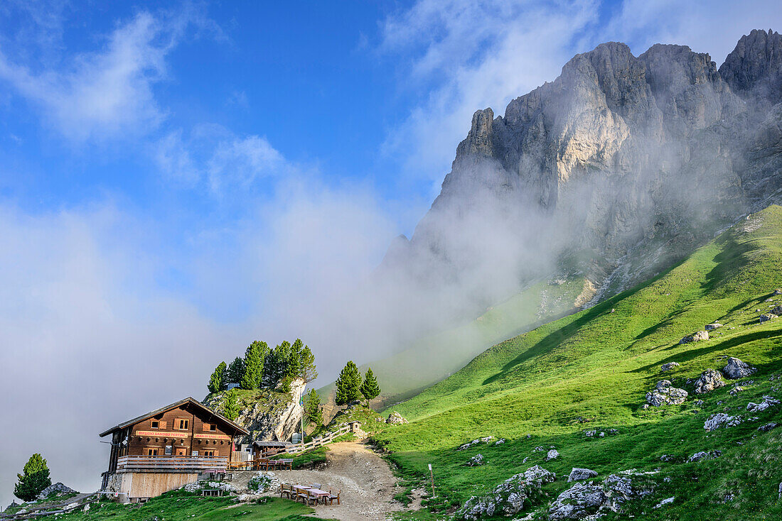 Rifugio Sandro Pertini steht unter dem Plattkofel, Plattkofel, Langkofelgruppe, UNESCO Weltnaturerbe Dolomiten, Dolomiten, Trentino, Italien