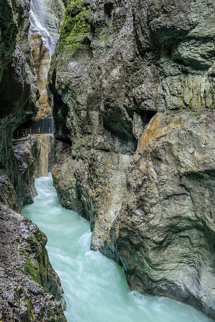 Wasser fliesst durch Klamm, Partnachklamm, Garmisch-Partenkirchen, Wetterstein, Oberbayern, Bayern, Deutschland