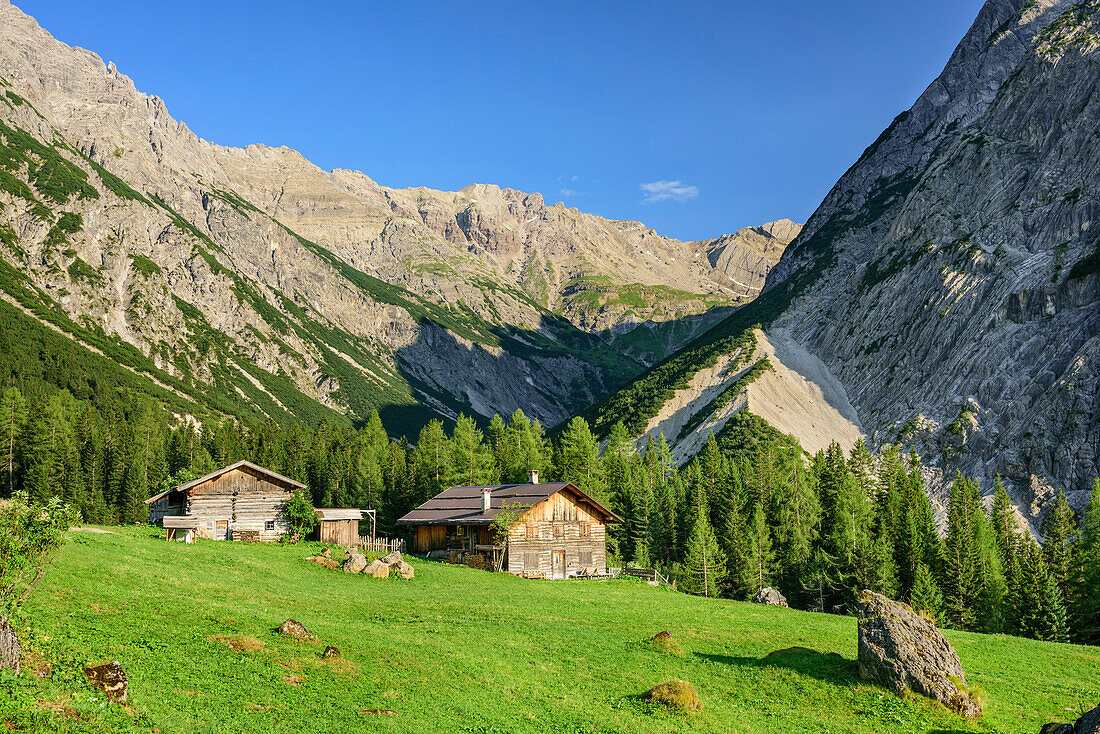 Almgebäude im Fundaistal, Fundaistal, Lechtaler Alpen, Tirol, Österreich