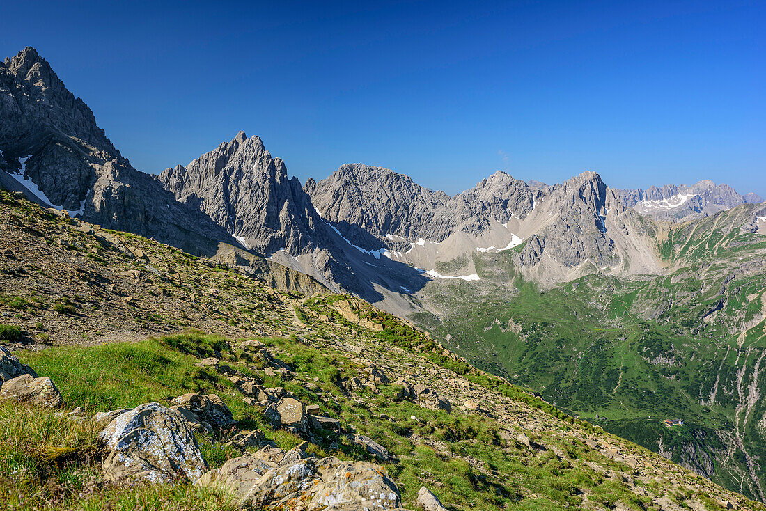 Lechtaler Alpen mit Kleine Schlenkerspitze, Dremelspitze, Schneekarlespitze, Steinkarspitze, Parzinnspitze und Leiterspitze, Lechtaler Alpen, Tirol, Österreich