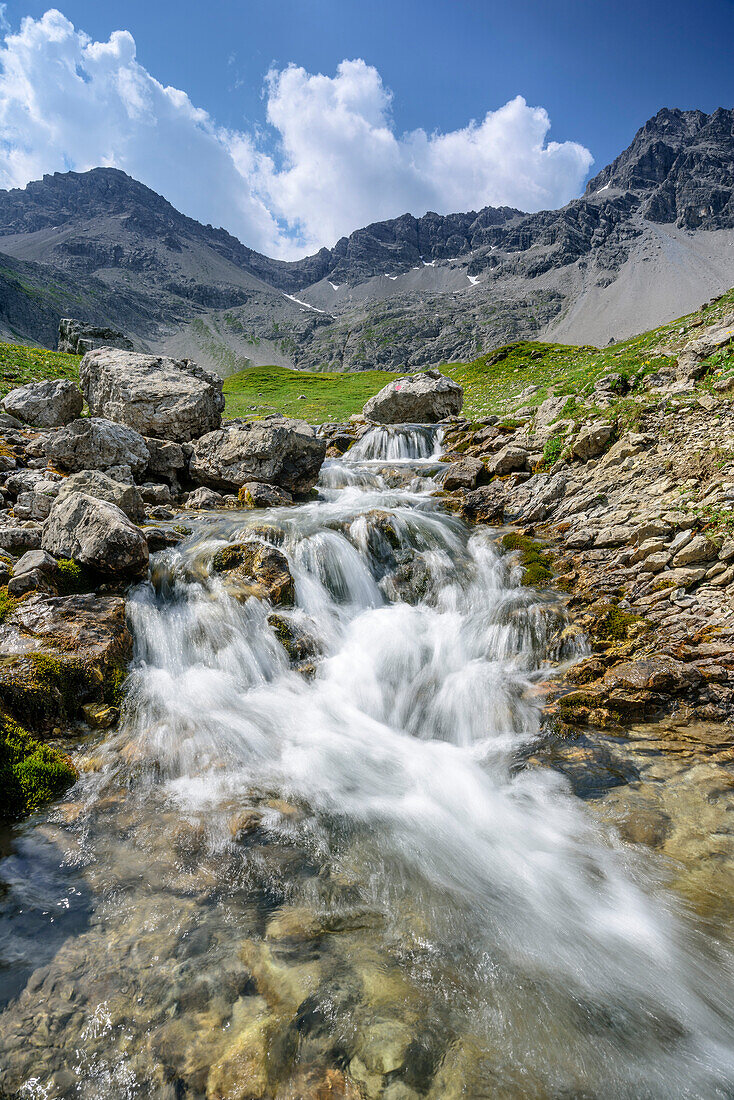 Gebirgsbach mit Grossbergkopf im Hintergrund, Lechtaler Alpen, Tirol, Österreich