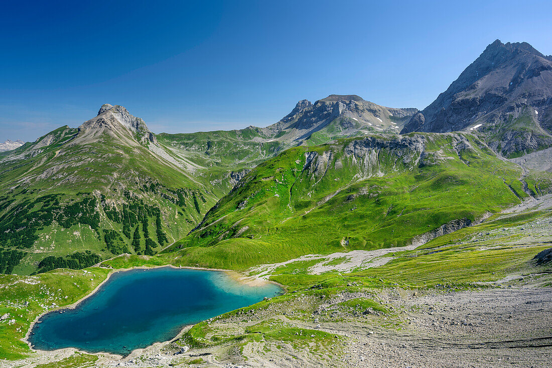 View towards lake Hintersee, Alplespleisspitze, Feuerspitze and Vorderseespitze, Lechtal Alps, Tyrol, Austria