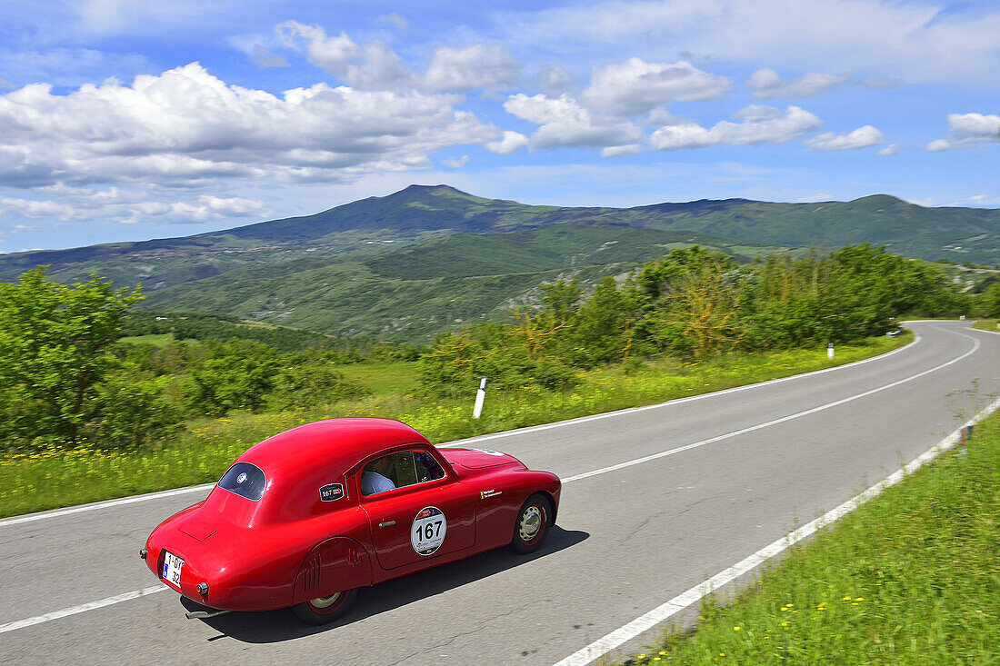 FIAT 1100 S berlinetta “Gobbone” 1948, Oldtimer, auf Straße in Hügellandschaft, Oldtimer, Rennwagen, Autorennen, Mille Miglia, 1000 Miglia, 2014, 1000 Meilen, bei Radicofani, Toskana, Italien