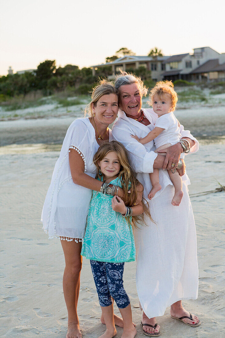 Kaukasische Familie lächelt am Strand, Brunswick, Georgia, USA