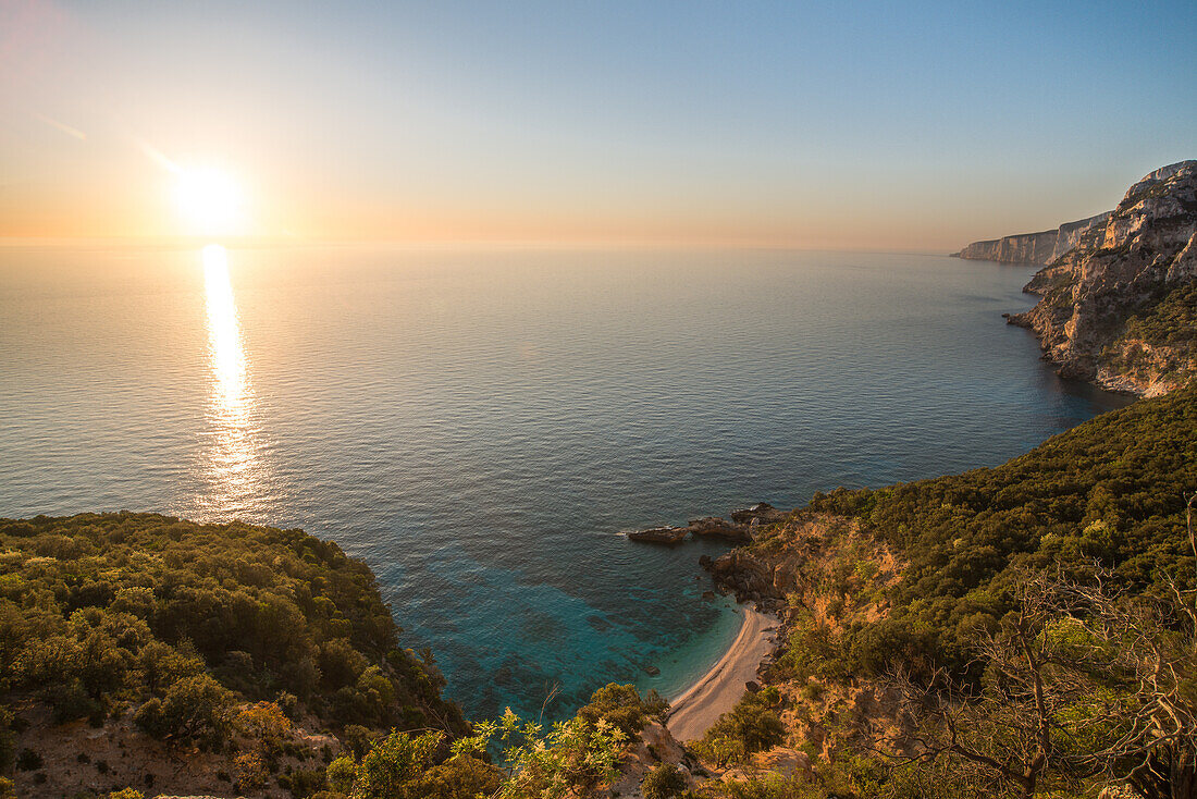 Sonnenaufgang über dem Strand der Bucht Cala Biriola, Golfo di Orosei, Selvaggio Blu, Sardinien, Italien, Europa