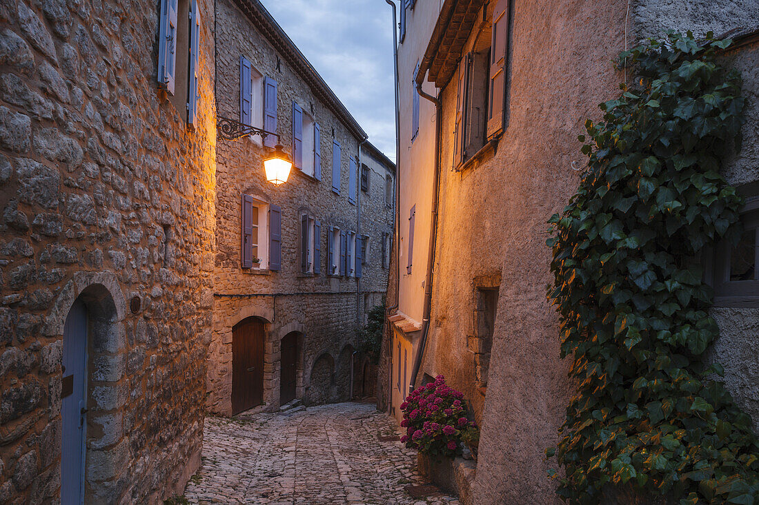Gasse in der Altstadt, Forcalquier, Alpes-de-Haute-Provence, Provence, Frankreich, Europa
