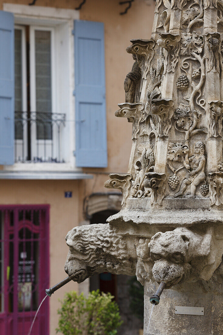 Brunnen in der Altstadt, Forcalquier, Alpes-de-Haute-Provence, Provence, Frankreich, Europa