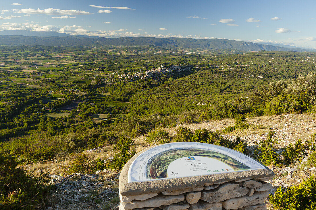 Aussichtspunkt im Luberon-Gebirge, bei La Tour Phillippe, Blick auf Bonnieux, Dorf, Valle du Calavon, Tal der Coulon, Luberon, Naturpark, Vaucluse, Provence, Frankreich, Europa