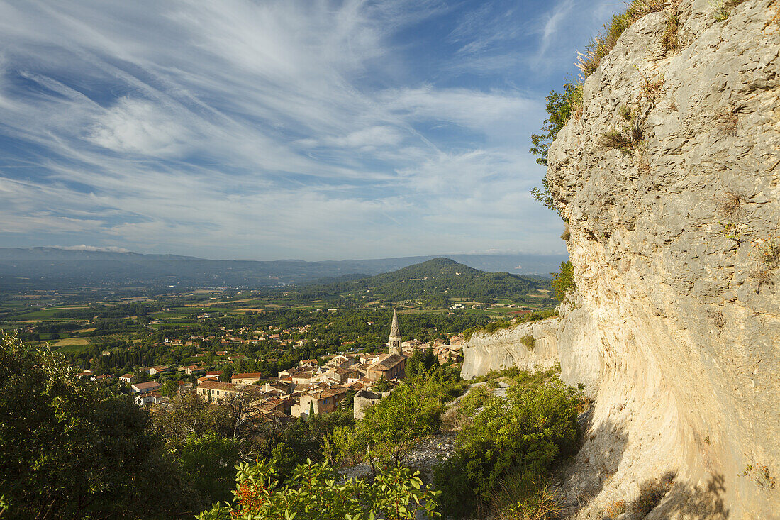 Saturnin-les-Apt, Dorf bei Apt, Luberon-Gebirge, Luberon, Naturpark, Vaucluse, Provence, Frankreich, Europa