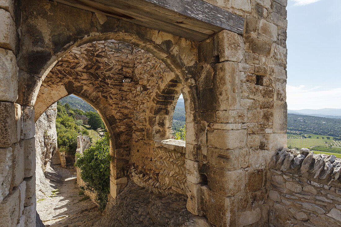 Durchgang zur Burgruine, Saturnin-les-Apt, Dorf bei Apt, Luberon-Gebirge, Luberon, Naturpark, Vaucluse, Provence, Frankreich, Europa