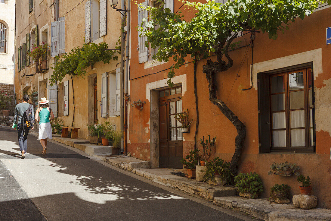 couple walking through an alley, Saturnin-les-Apt, village near Apt, Luberon mountains, Luberon, natural park, Vaucluse, Provence, France, Europe