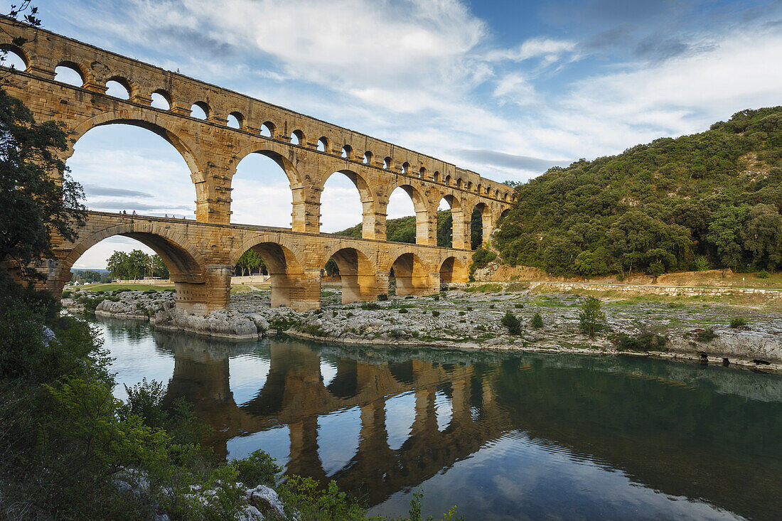 Pont du Gard, römischer Aquädukt und Brücke über den Fluss Gardon, 1.Jhd., Unesco Welterbe, Gard, Provence, Languedoc-Roussillon, Frankreich, Europa