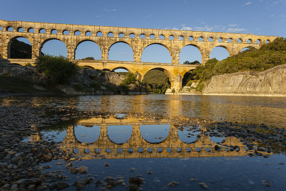 Pont du Gard, römischer Aquädukt und Brücke über den Fluss Gardon, 1.Jhd., Unesco Welterbe, Gard, Provence, Languedoc-Roussillon, Frankreich, Europa