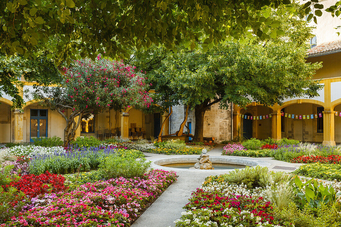 Innenhof mit Blumen und Brunnen, Espace van Gogh, ehemaliges Hospital, Bildmotiv von Vincent van Gogh, Kulturzentrum, Arles, Bouches-du-Rhone, Provence, Frankreich, Europe