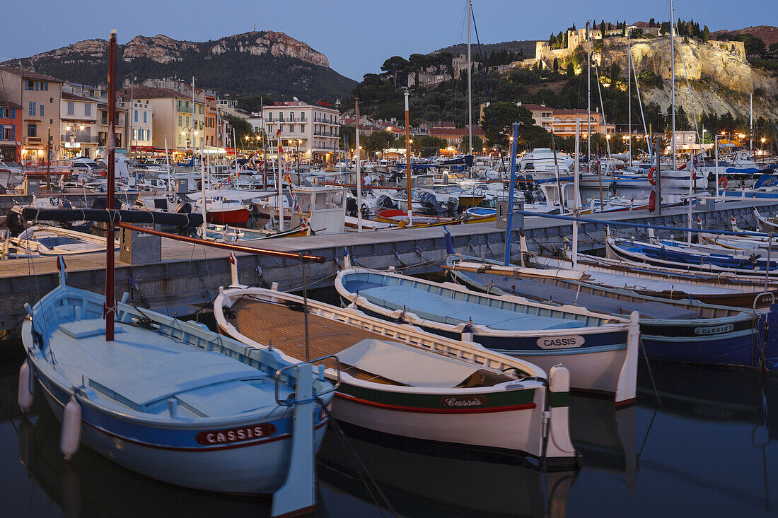 Boote im Hafen von Cassis mit Burg, Bouches-du-Rhone, Côte d Azur, Mittelmeer, Provence, Frankreich, Europe